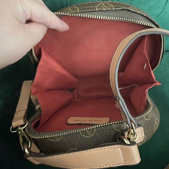 It’s vintage bag Adrienne Vittadini - Picture 4 of 7